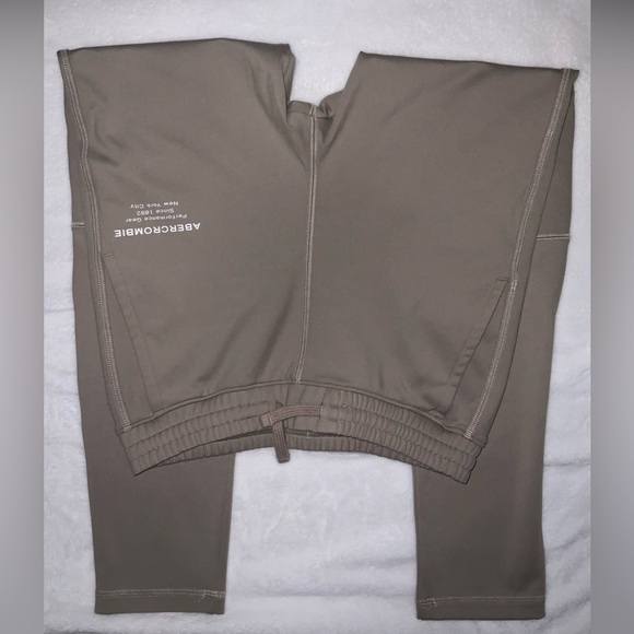 Boys Abercrombie Performance Gear Set in Taupe Size 11/12 - Picture 9 of 11